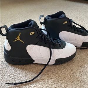 Boys Size 2 Jordan’s black and white